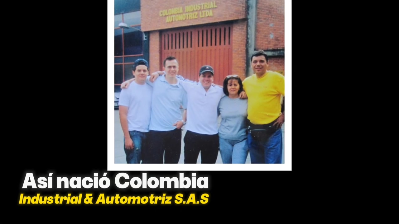 Fotografía de cinco personas frente a la fachada de Colombia Industrial y Automotriz, presentada en el video de la empresa.