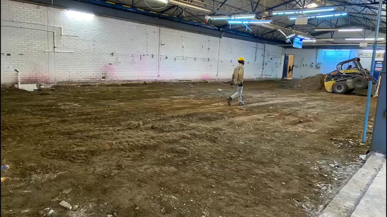 Obras de adecuación en el interior de una nave industrial de la empresa.