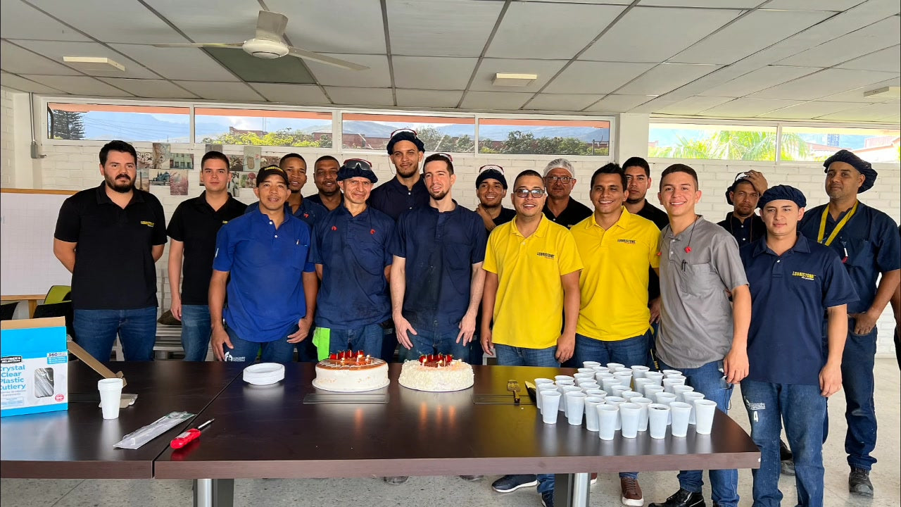 Colaboradores de Lubristone reunidos en las instalaciones de la empresa.