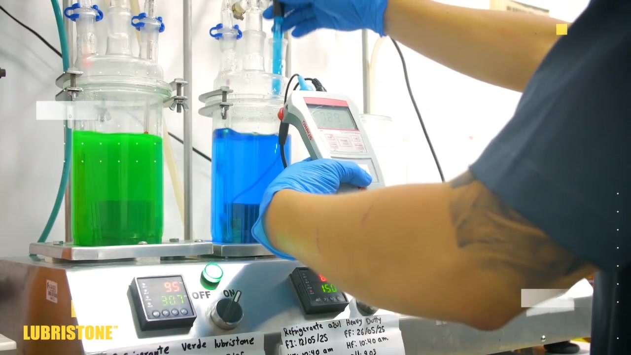 Trabajo en el laboratorio de Lubristone con recipientes de líquidos y equipos de medición.